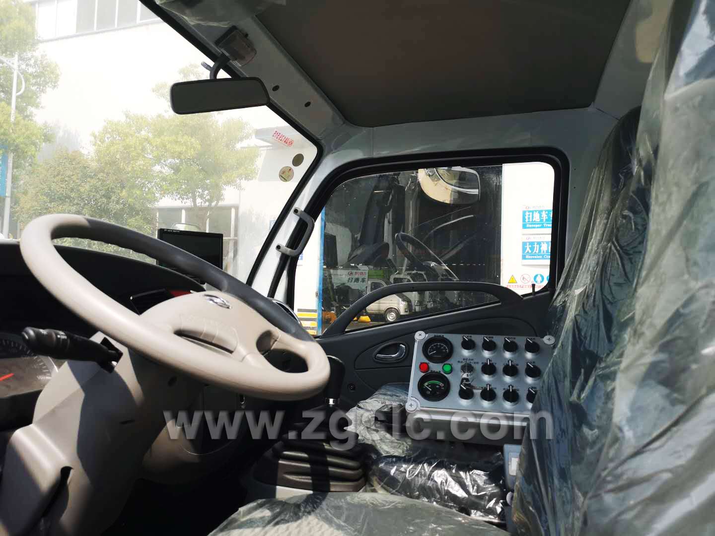 東風(fēng)多利卡護(hù)欄清洗車(國(guó)五)
