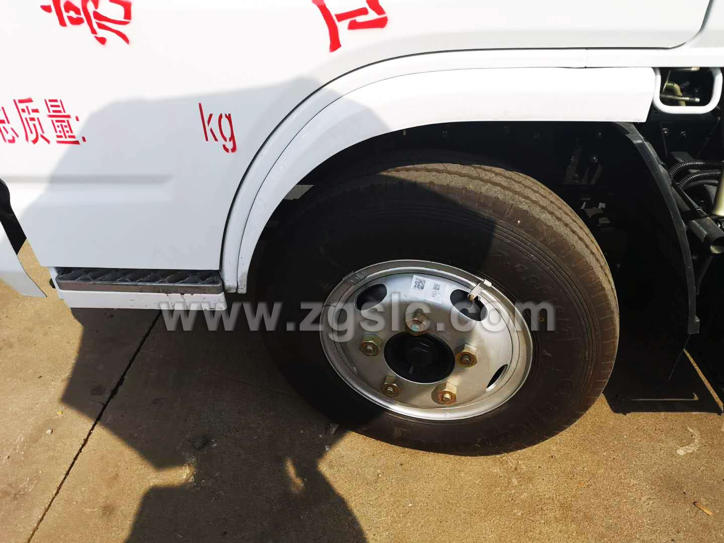東風(fēng)多利卡護(hù)欄清洗車(國(guó)五)