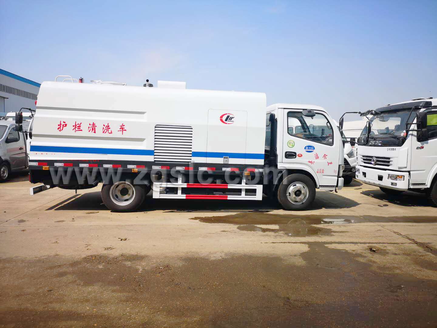 東風(fēng)多利卡護(hù)欄清洗車(國(guó)五)