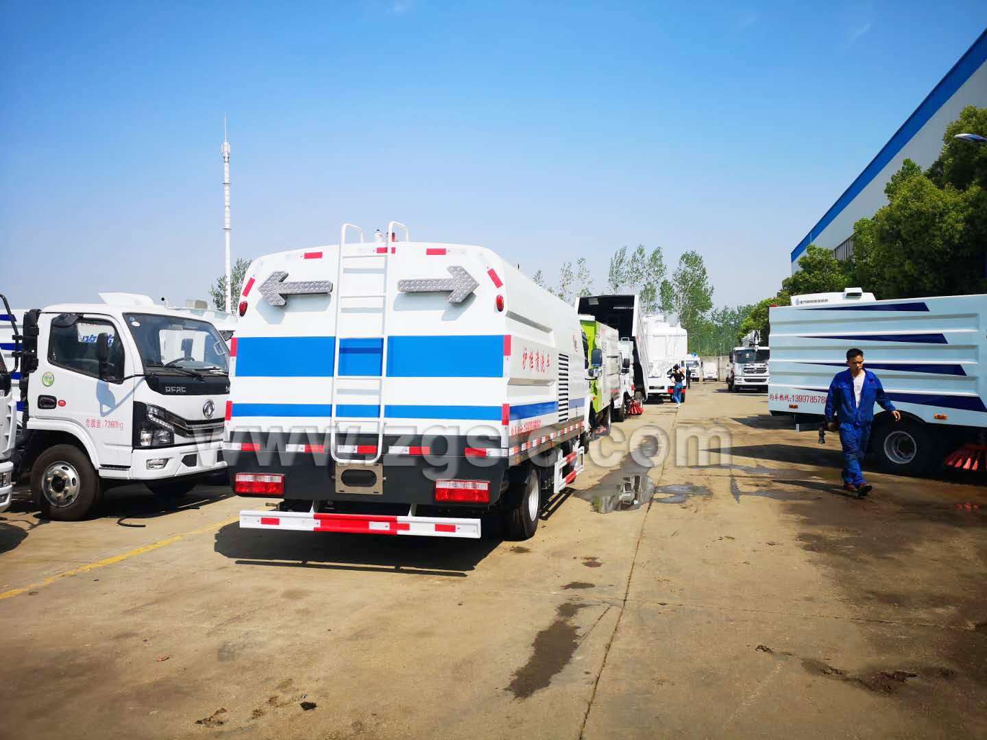 東風(fēng)多利卡護(hù)欄清洗車(國(guó)五)