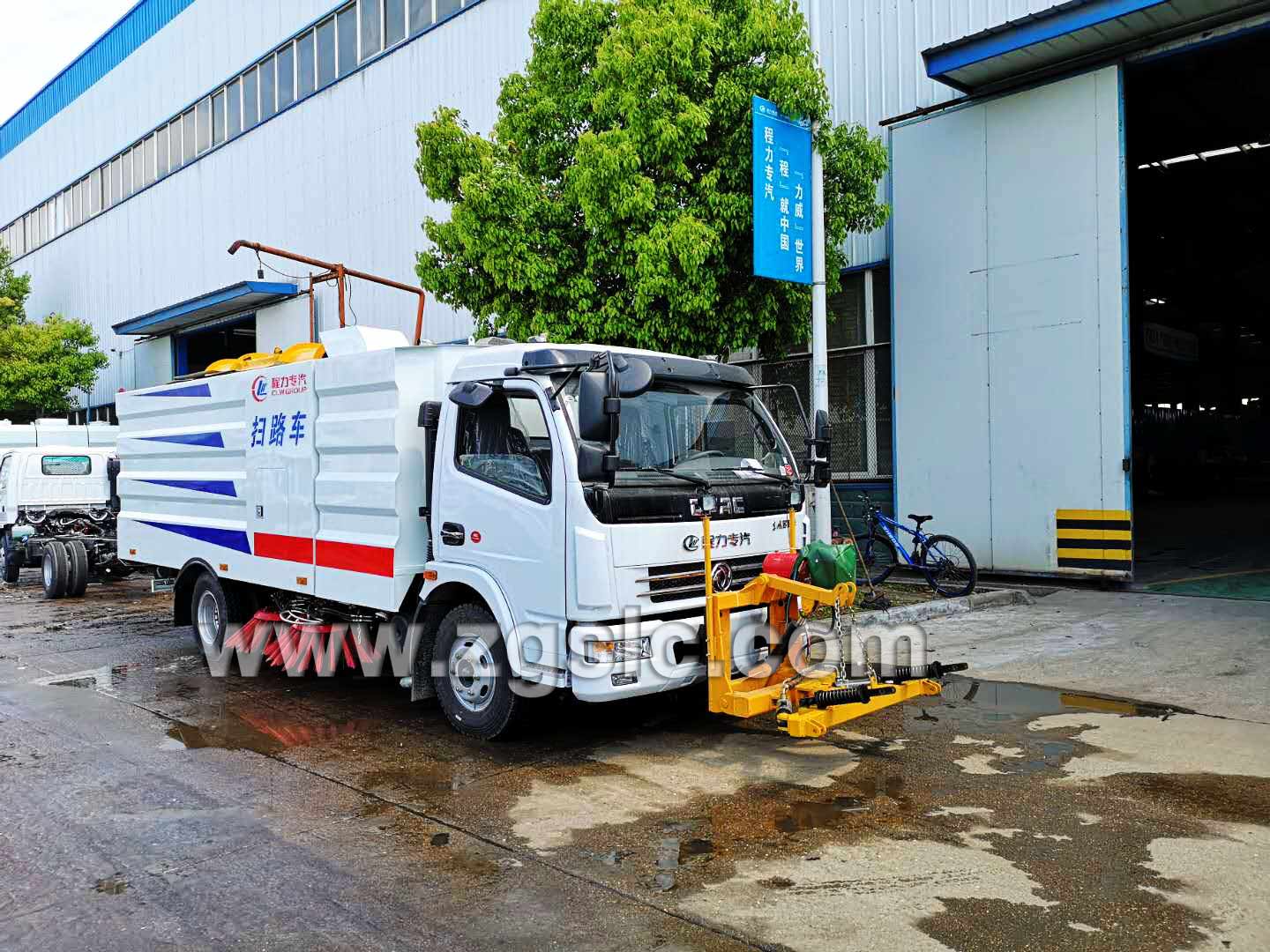 湖北程力東風(fēng)大多利卡掃路車帶雪鏟（國(guó)五）